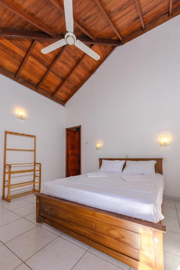 Bright Sunshine Hotel Hikkaduwa Buitenkant foto