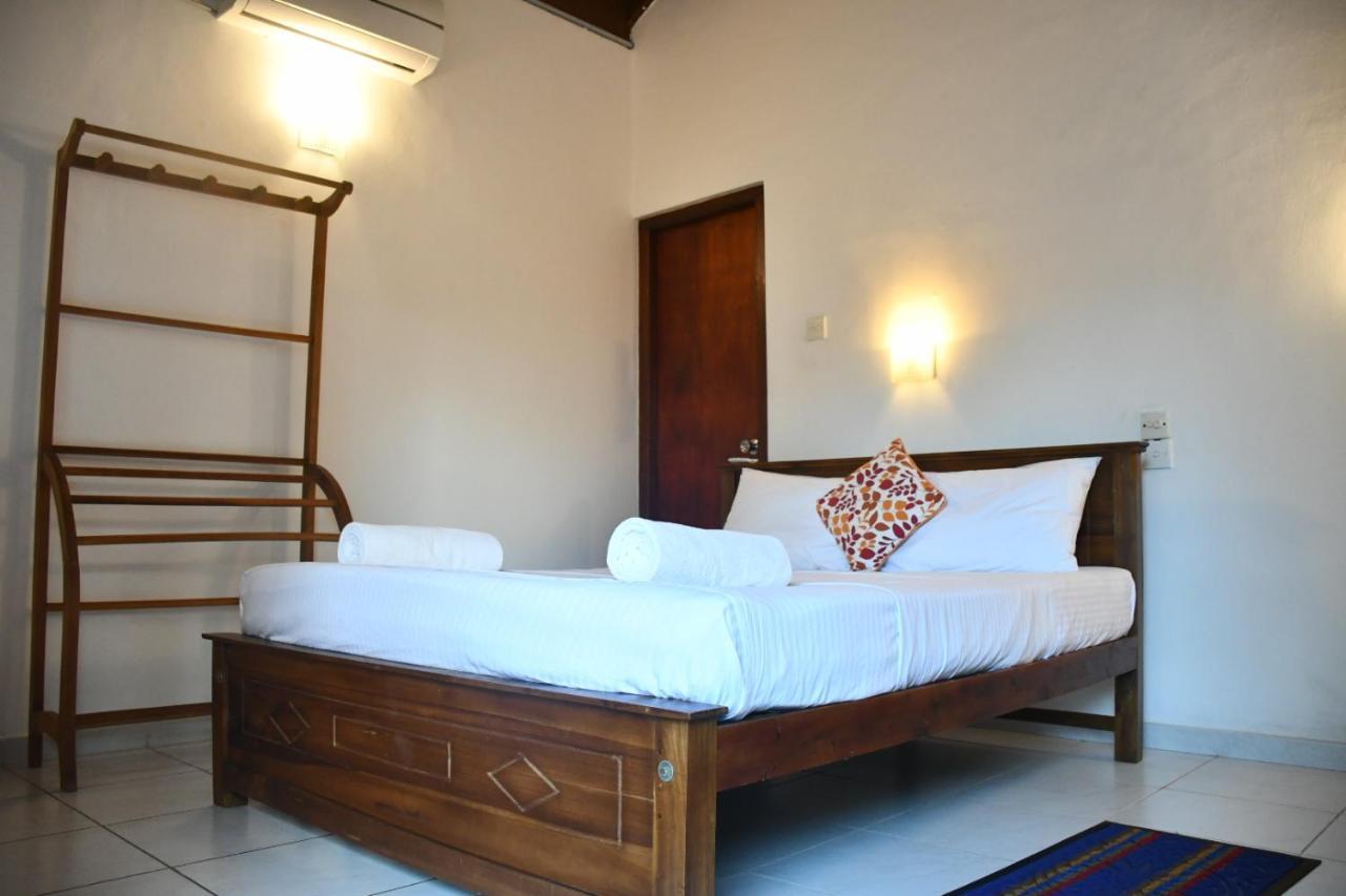Bright Sunshine Hotel Hikkaduwa Buitenkant foto