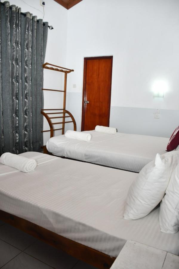 Bright Sunshine Hotel Hikkaduwa Buitenkant foto